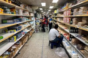 Economistas aseguran que las familias venezolanas están “gastando todo” en alimentos
