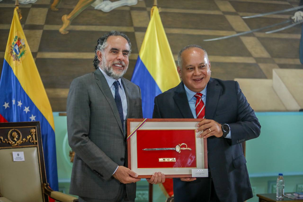 Como los mejores amigos: Diosdado sostuvo encuentro con el nuevo embajador Benedetti