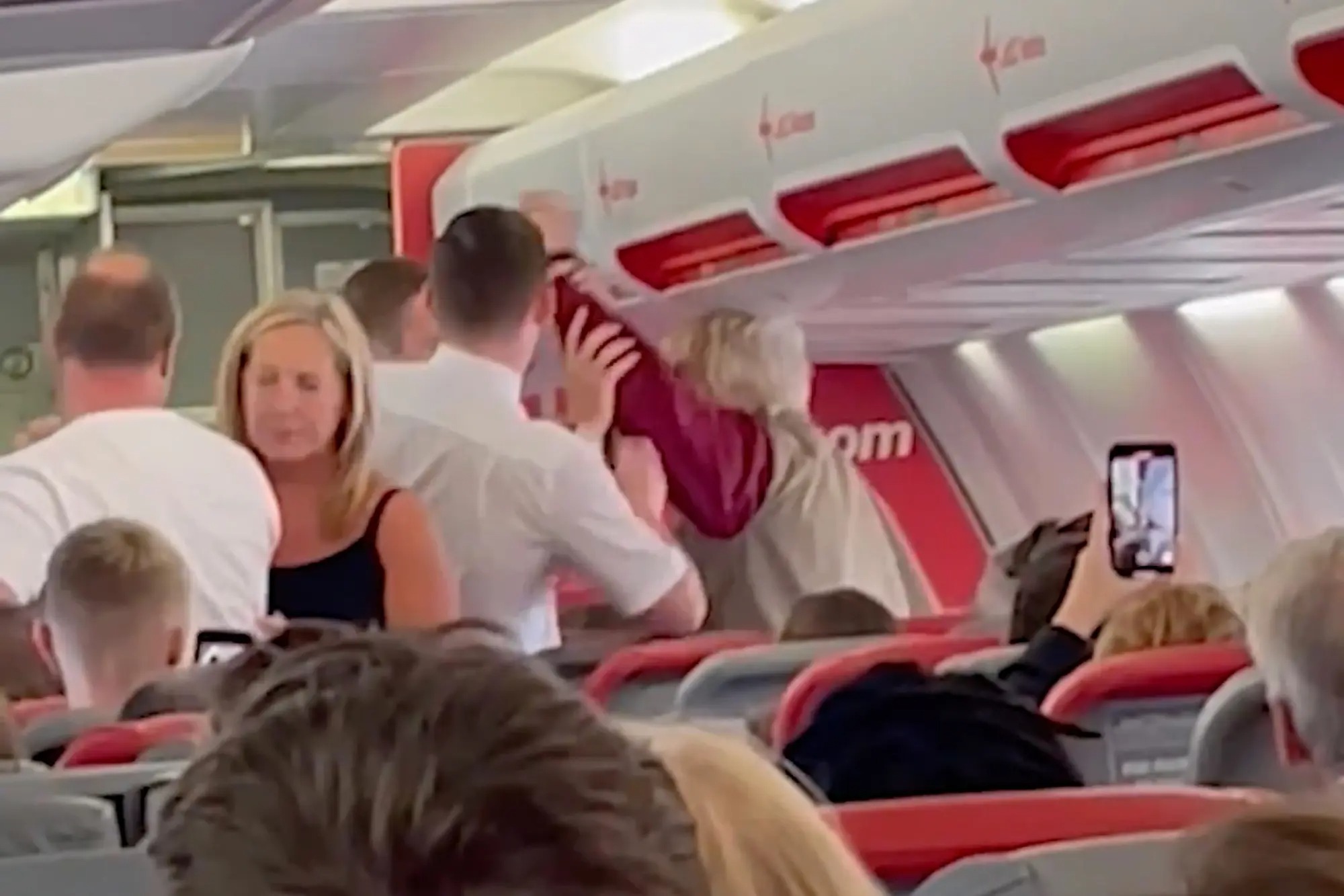 Asistente de vuelo le confiscó el trago a una anciana y todo terminó de la peor manera (VIDEO)