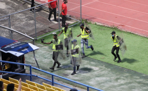 Jugador de Caracas FC alborotó a los fanáticos rivales, generó un caos y salió expulsado