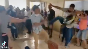 Batalla campal entre padres de familia durante una junta escolar se vuelve viral (VIDEO)