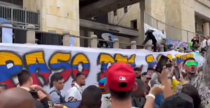 Periodistas fueron abucheados por seguidores de Petro en la Plaza Bolívar de Bogotá (Video)