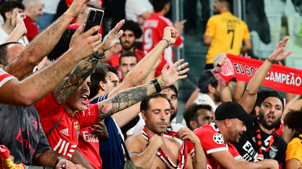 Benfica echó leña al fuego en Turín, donde Allegri tambalea