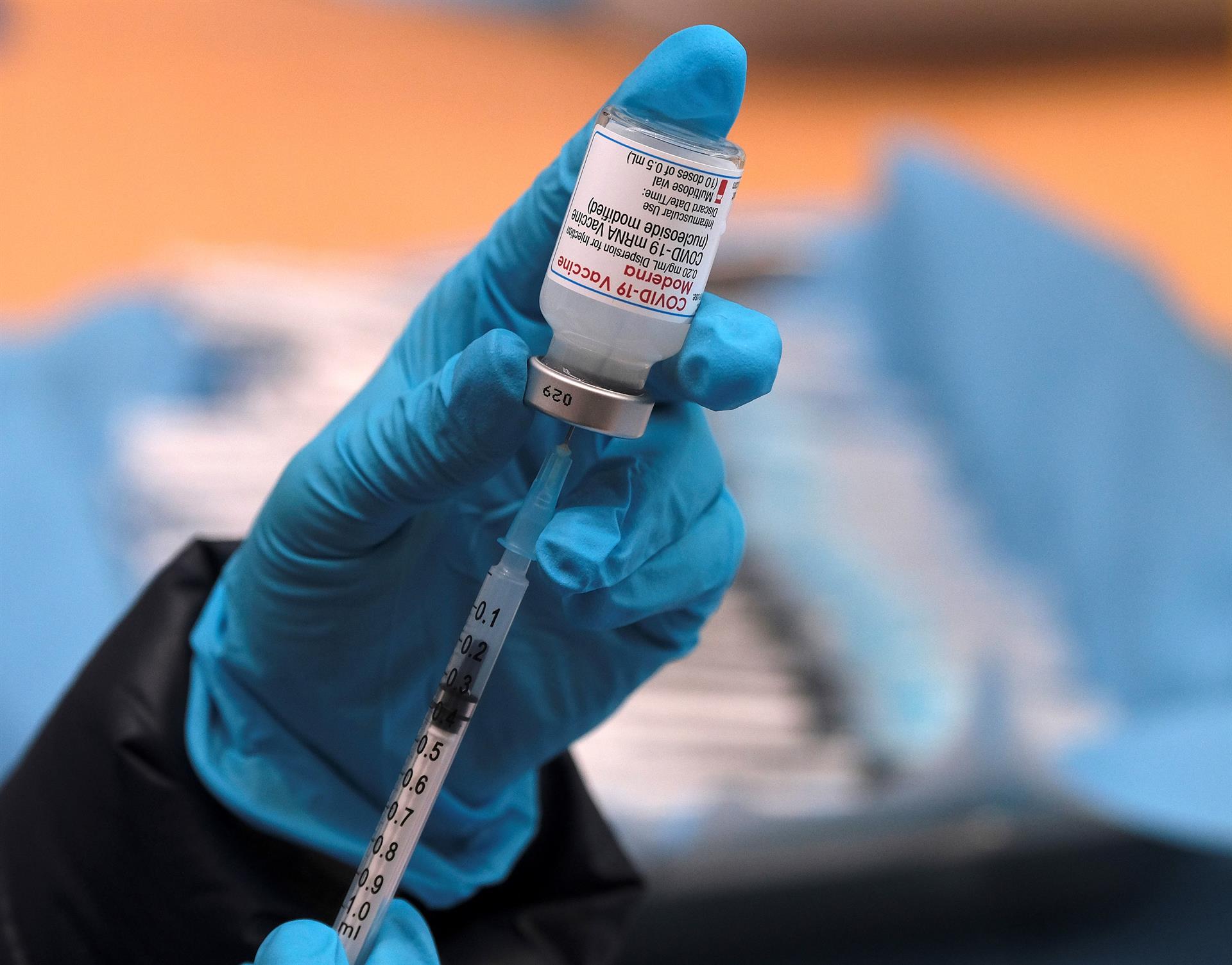 Grandes laboratorios actualizan la vacuna contra el Covid-19 ¿Por qué ahora?