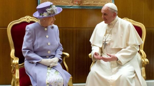 Papa Francisco recordó “la devoción al deber” de Isabel II y rezó por Carlos III