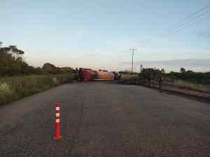 Volcamiento de gandola en la carretera El Tigre-Cuidad Bolívar generó kilométricas colas por más de 10 horas