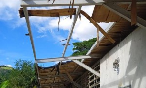 El techo de una escuela en Carabobo salió volando y ahora el regreso a clases está en “pico e’ zamuro”