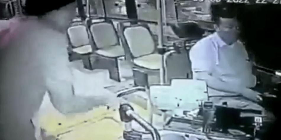 El aterrador momento en que un hombre roció gasolina y prendió fuego a un autobús con pasajeros dentro (VIDEO)