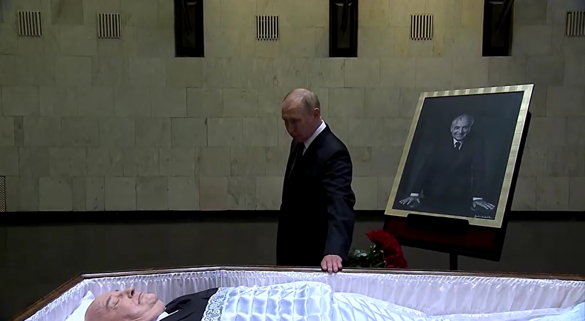 Vladimir Putin salió de su búnker para despedirse de Gorbachov con un ramo de flores, pero no asistirá a su funeral