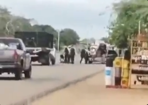 Imputaron a dos policías del Zulia por agredir a mujer que grabó el procedimiento en una alcabala (VIDEO)