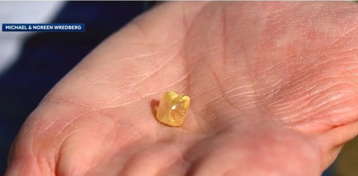 Fue a una excursión en EEUU y encontró un diamante amarillo de 4,38 quilates que vale una fortuna
