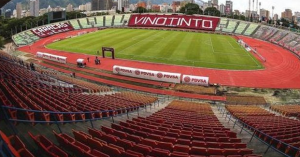 PNB intervino partido del Caracas FC cuando fanáticos increparon en el campo al DT (Video)