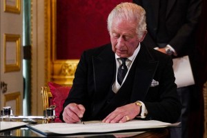 Por qué el rey Carlos III ha agregado “R” al final de su nueva firma después de ser proclamado monarca
