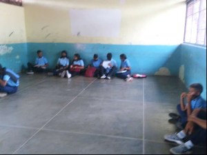 LA PEOR FOTO: En esta escuela de Maturín comenzaron las clases en el suelo ante la falta de pupitres