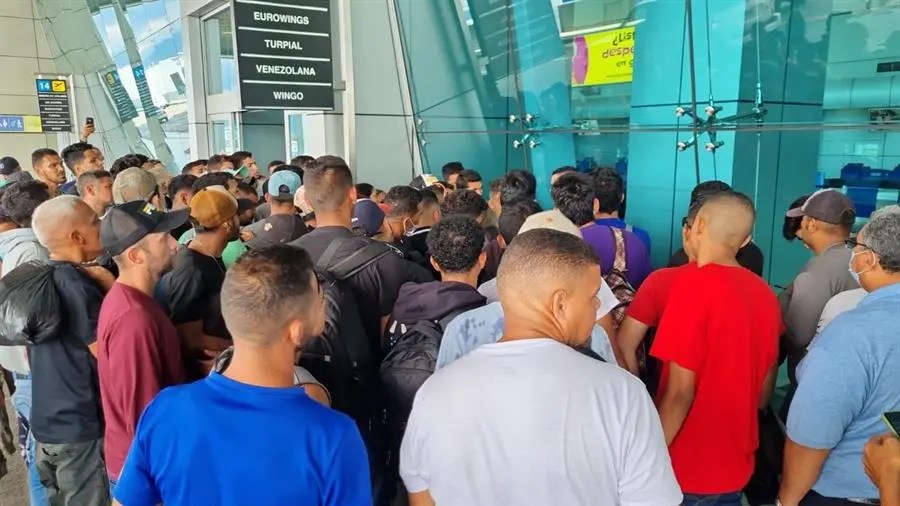 Migrantes venezolanos varados tras cierre de frontera en EEUU denuncian abusos en el aeropuerto de Panamá (Imágenes)