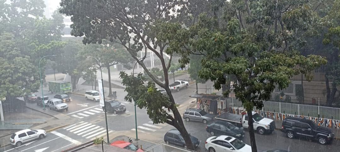 Lluvia en Caracas de este a oeste: Relámpagos, truenos y anegaciones este #21Oct (Fotos y videos)