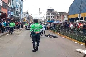 Imágenes sensibles: Sicarios acribillan a peligroso extorsionador venezolano en pleno mercado de Perú