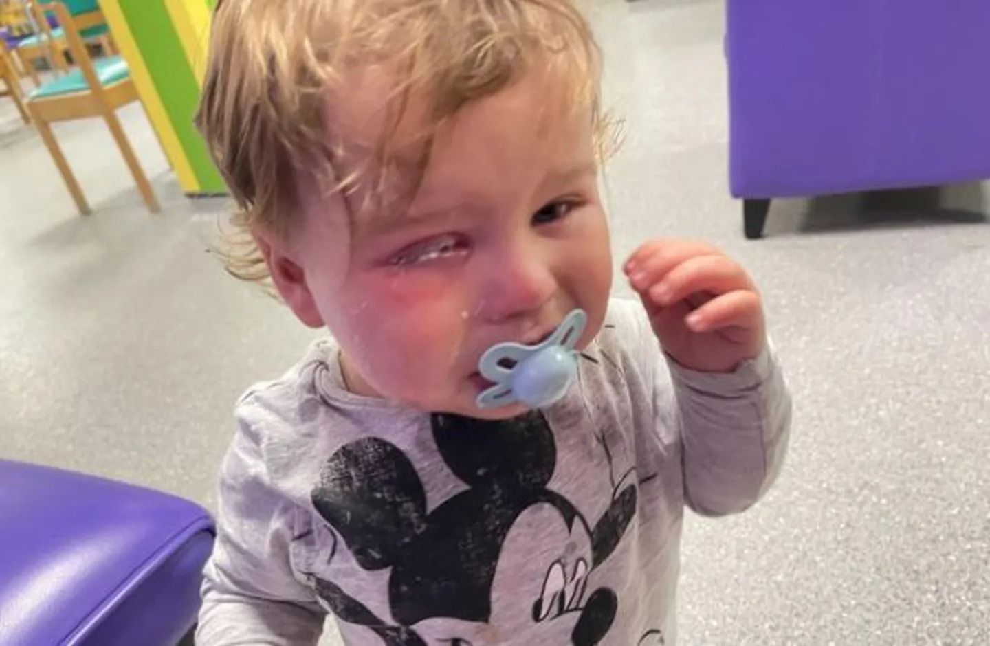 Terror en la guardería: maestra le tiró pegamento en los ojos a un bebé mientras se arreglaba las uñas