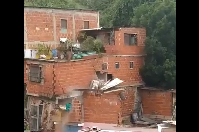 Evacuaron casas en sector La Ladera del 23 de Enero tras derrumbe (video)
