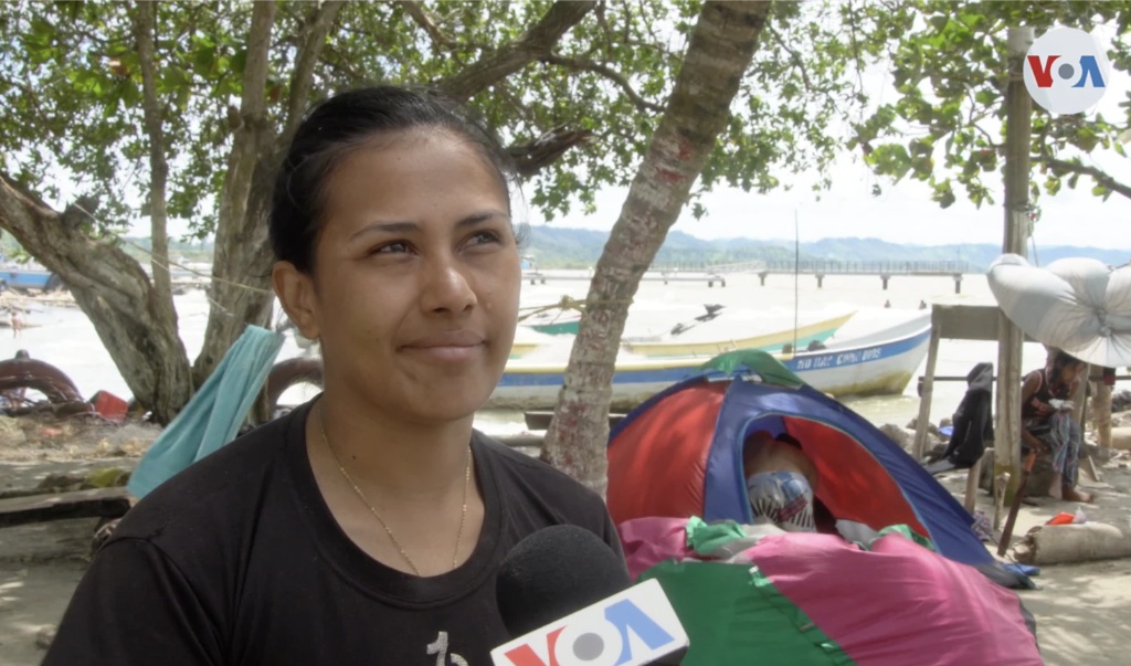 Migrantes venezolanos varados abandonan Necoclí tras nueva política migratoria de EEUU