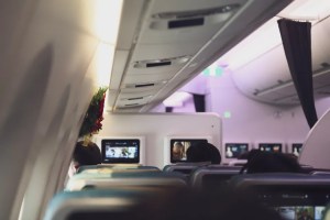 Pasajera expuso a viajero por asquerosa situación en pleno vuelo (VIDEO)