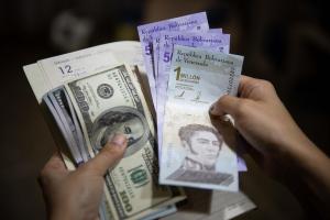 Efervescente tasa oficial del dólar en Venezuela subió 8 % en una sola semana