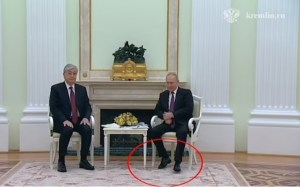 La extraña contracción en los pies de Putin durante una tensa reunión con el presidente de Kazajistán ¿Qué le pasa?