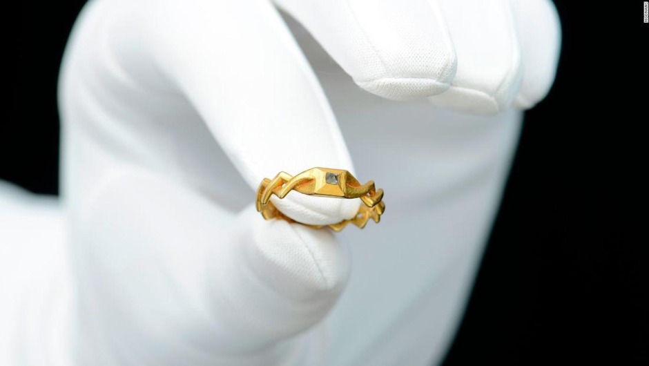 Con un detector de metales, descubrió un anillo de bodas medieval que vale una fortuna