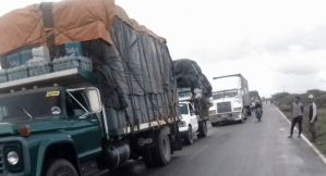 Huecos infinitos en La Guajira provocaron que un camión se volteara (Video)