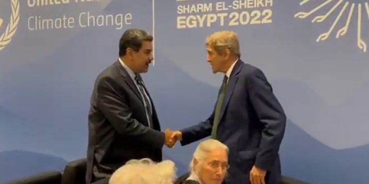 Maduro saludó al enviado especial estadounidense John Kerry en la COP27 en Egipto (VIDEO)