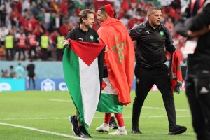 Marroquíes posaron con una bandera palestina tras pasar a cuartos de final