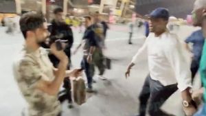EN VIDEO: Samuel Eto’o enfureció y golpeó a aficionado afuera de un estadio en Qatar