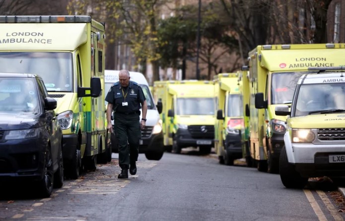 La ola de huelgas en Reino Unido sacude al sector sanitario: personal de ambulancias se unió a enfermeras
