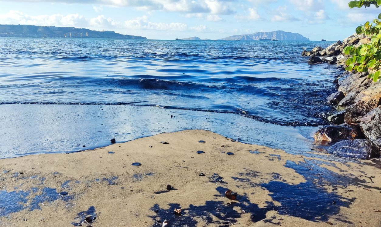 Derrame de petróleo mancha la costa de Lechería, zona turística clave