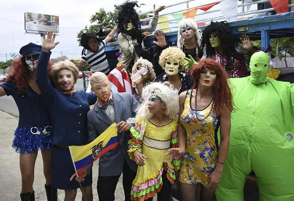 Por qué cientos de hombres en Ecuador se visten de mujeres en fin de año (fotos)