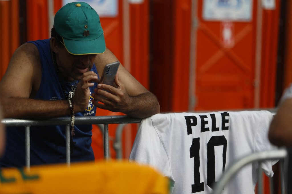 Los brasileños dan su último adiós a Pelé (Fotos)