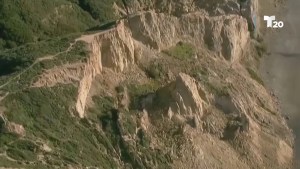 “Cayó muy lentamente”: El inmenso deslave de un acantilado en playa de California (VIDEO)
