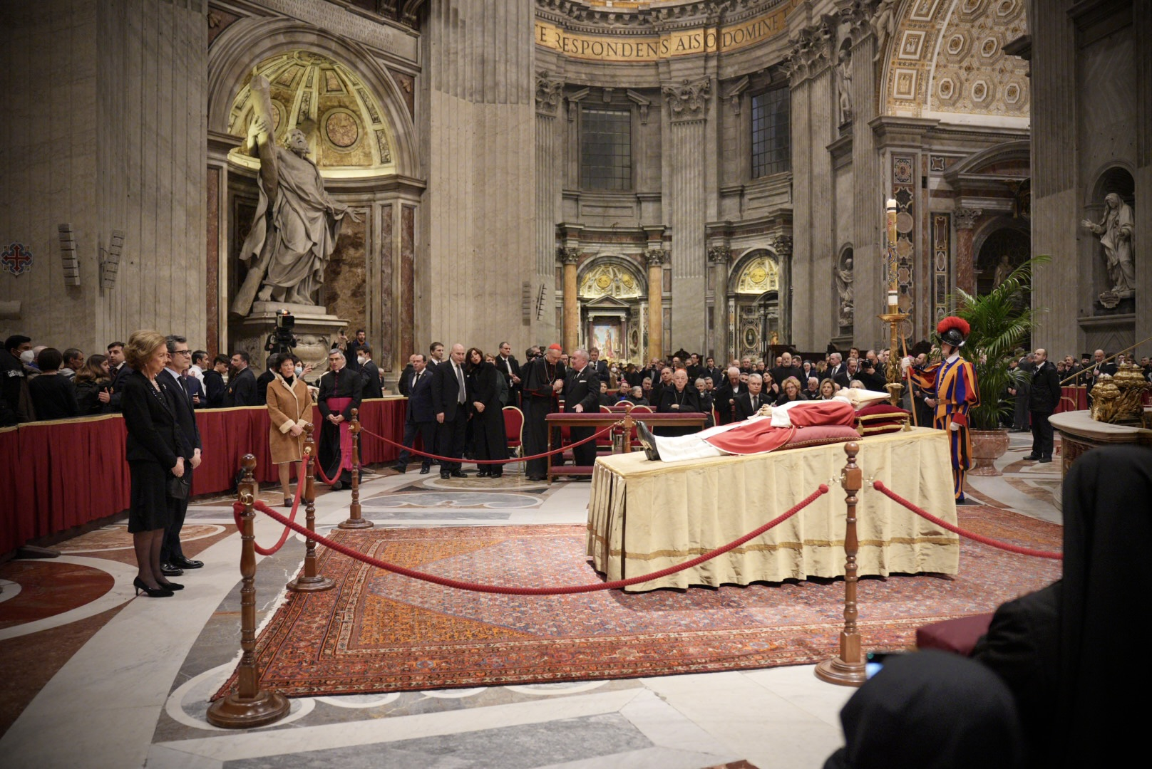 El cuerpo de Benedicto XVI ya reposa en el féretro preparado para el funeral