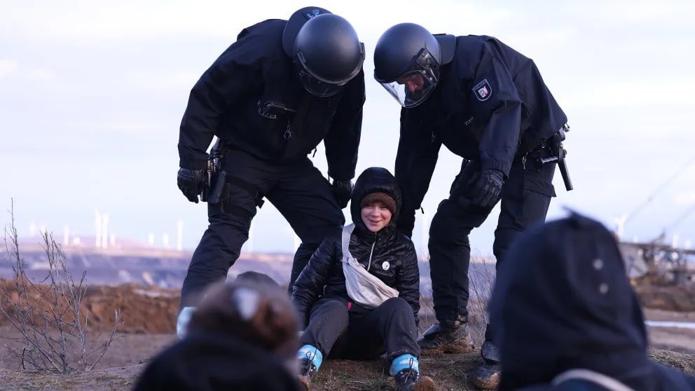 Policía alemana expulsa a Greta Thunberg de protestas contra el desalojo de un pueblo para extraer carbón