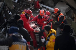 “¿Dónde está mi mamá?”: el drama de los niños rescatados entre los escombros tras el terremoto en Turquía y Siria