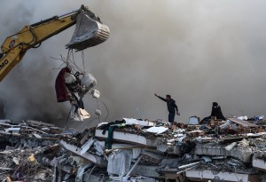La conmovedora imagen de dos hermanitos debajo de los escombros tras terremotos de Turquía y Siria