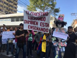 Docentes de Lara suman 21 días en las calles pidiendo mejoras salariales