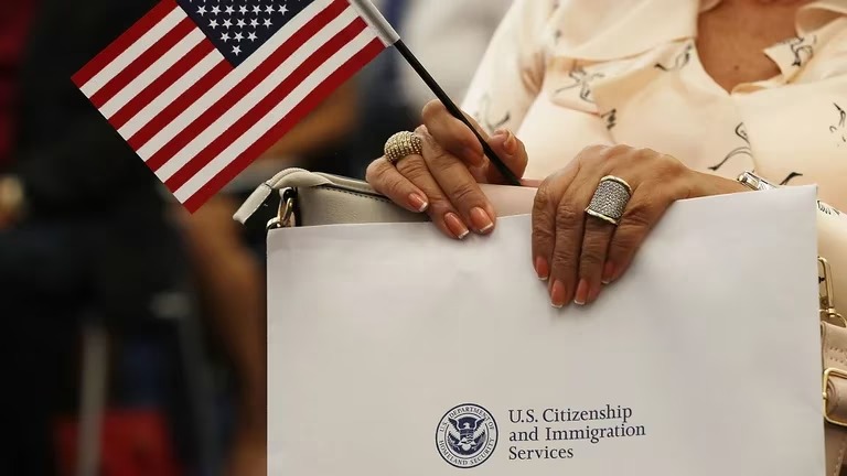 Cómo evitar las estafas al tramitar documentos de migración en EEUU