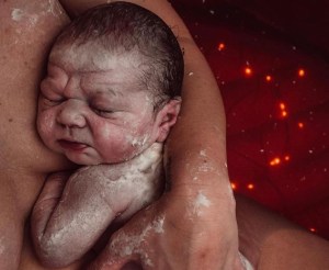 Aclaramos las dudas sobre la masa blanquecina con la que nacen algunos bebés: ¿Es tóxica?