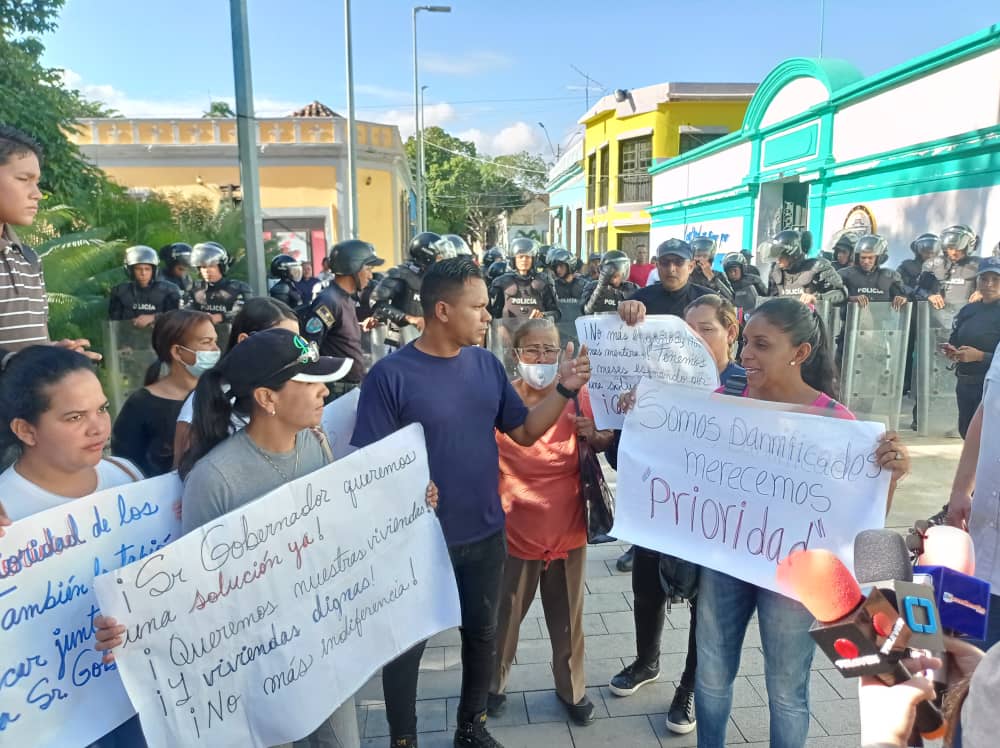 Policías intentaron impedir protesta de damnificados de Valle Verde en Cumaná que exigen viviendas
