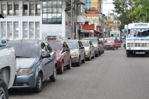 Eliminar las colas nocturnas: La solución “ideal” del gobernador chavista de Monagas a la crisis de combustible