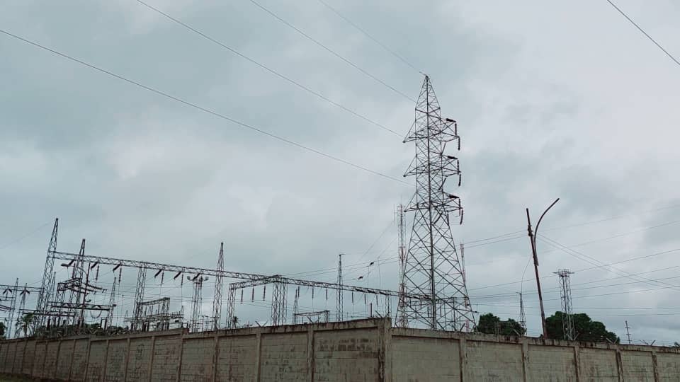 Siguen los apagones: Fallas en línea de transmisión dejó sin servicio eléctrico a comunidades del sur de Anzoátegui