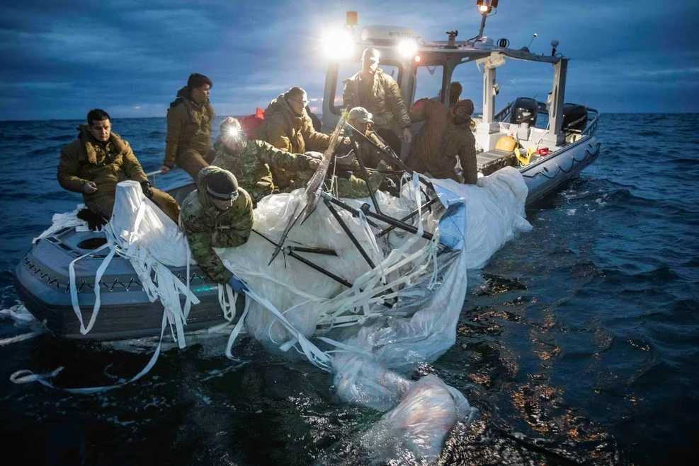FOTOS: Armada de EEUU recuperando los restos del globo espía chino en el océano