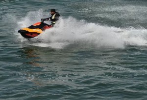 Tragedia en Cartagena: Turistas fueron a la playa y terminaron arrollados por moto acuática