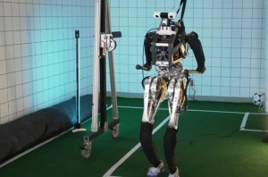 Crearon en EEUU el primer robot con músculos: es tan ágil que hasta puede jugar fútbol